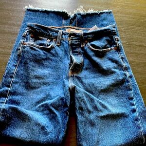Women Levi’s jeans. Dark blue size 25x28 99% cotton 1% elastane